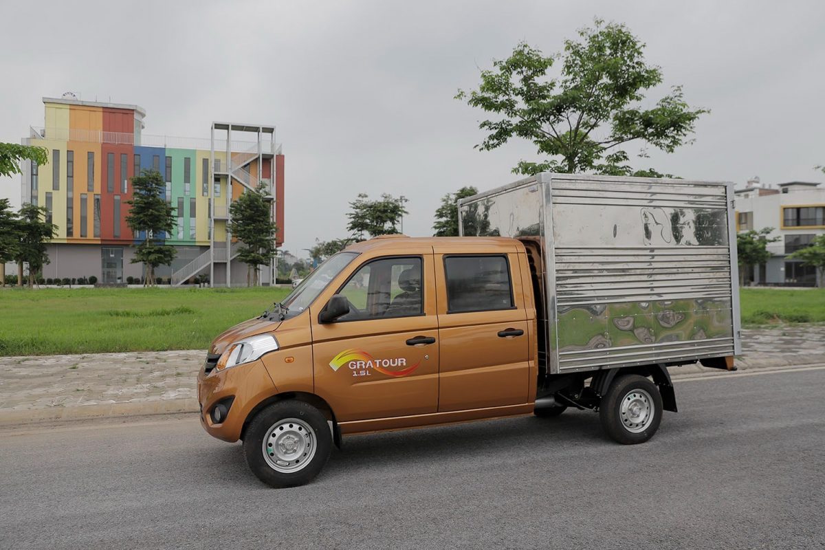 Được trang bị thùng kín, xe tải Foton 600kg là phương tiện vận chuyển tốt nhất cho những mặt hàng đòi hỏi độ bảo quản cao. Xem qua ảnh này để tìm hiểu thêm về sự tiện nghi và hiệu quả của chiếc xe này trong việc vận chuyển hàng hóa.